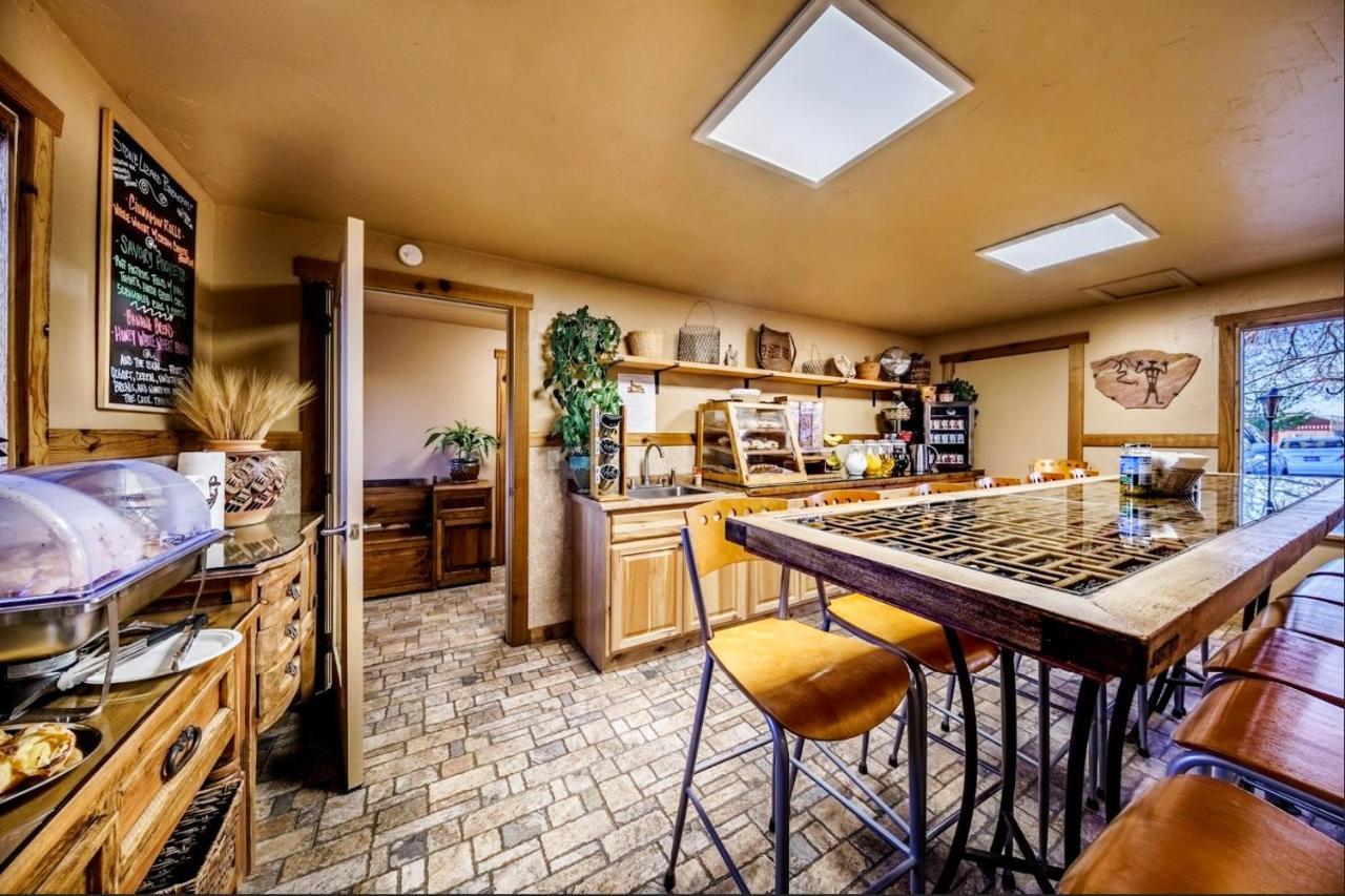 Stone Lizard Lodge Бландінґ Екстер'єр фото