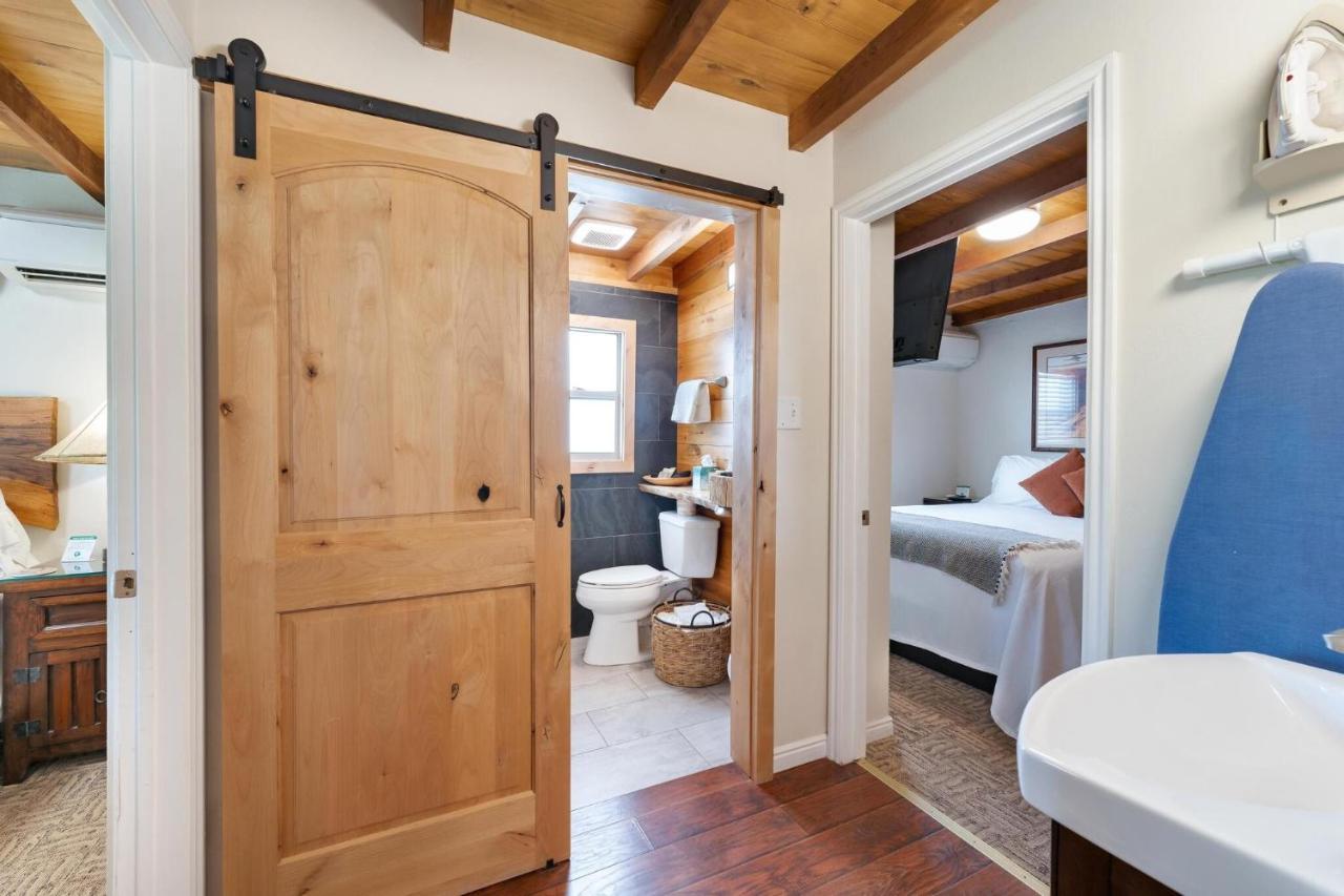 Stone Lizard Lodge Бландінґ Екстер'єр фото