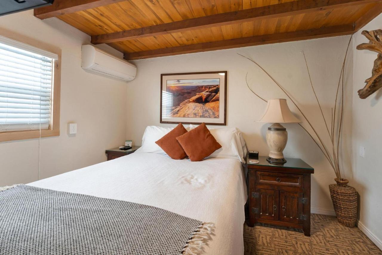 Stone Lizard Lodge Бландінґ Екстер'єр фото