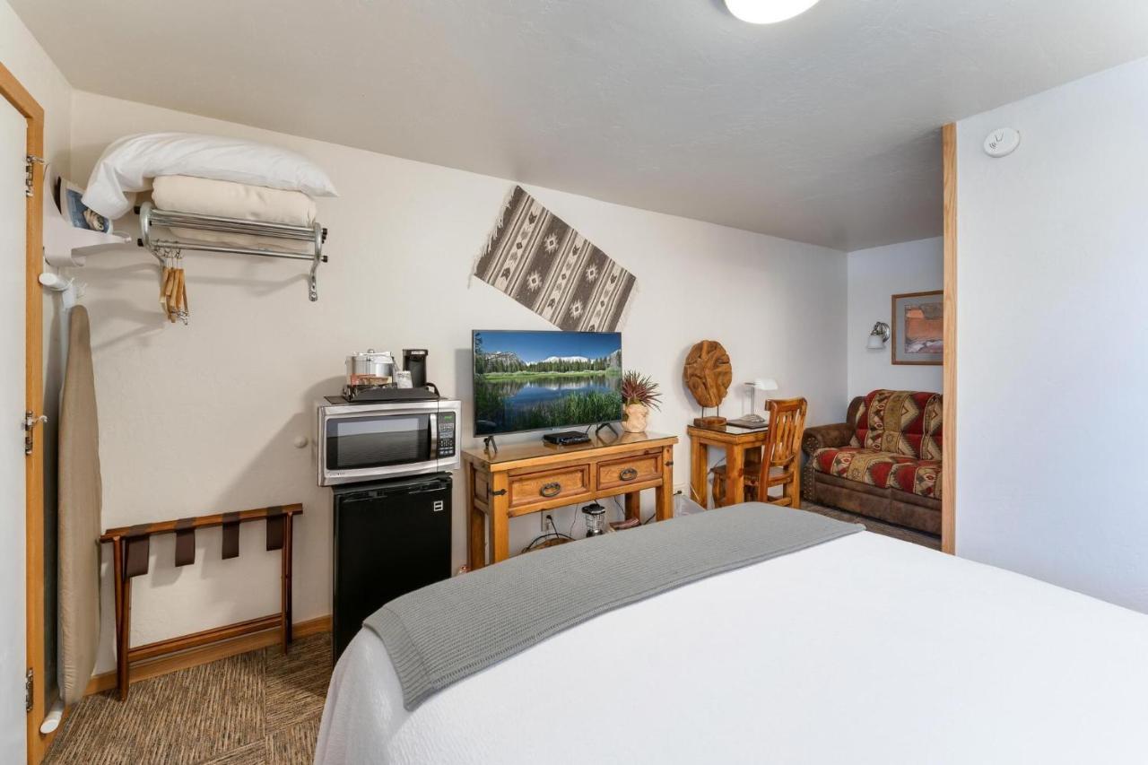 Stone Lizard Lodge Бландінґ Екстер'єр фото