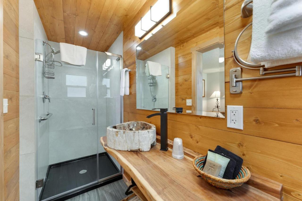 Stone Lizard Lodge Бландінґ Екстер'єр фото