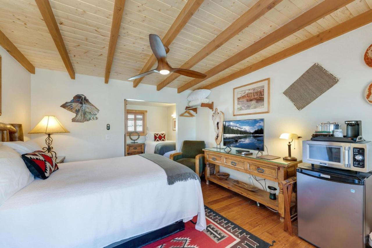 Stone Lizard Lodge Бландінґ Екстер'єр фото