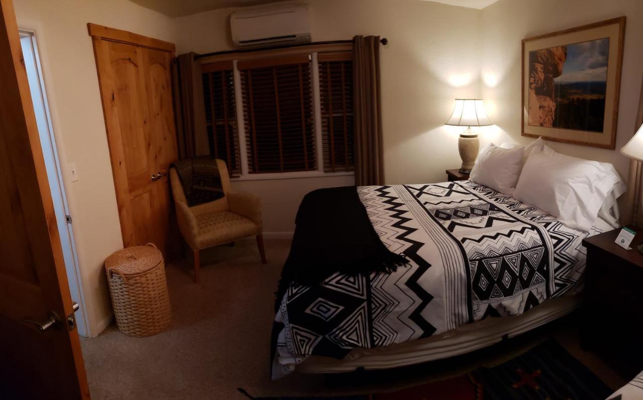 Stone Lizard Lodge Бландінґ Екстер'єр фото
