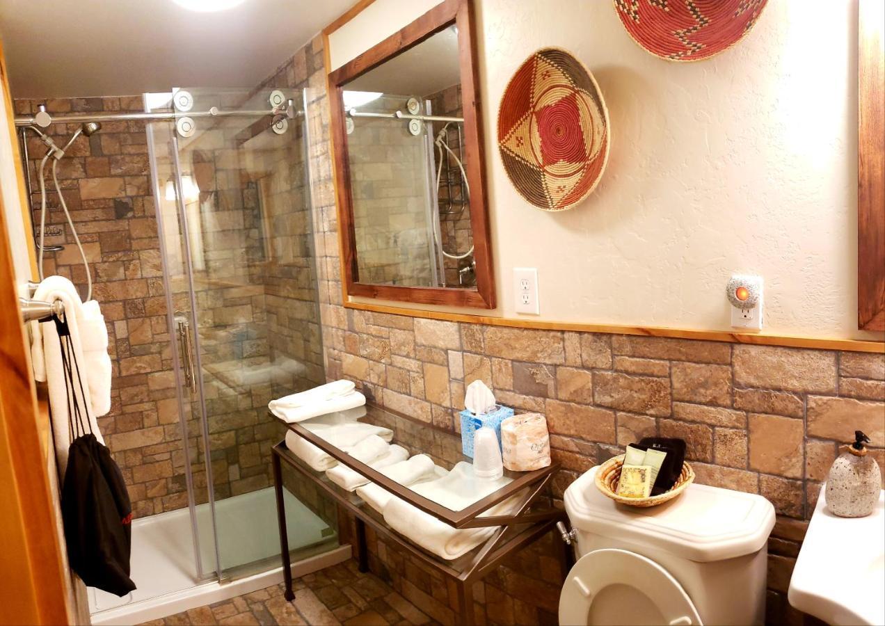 Stone Lizard Lodge Бландінґ Екстер'єр фото